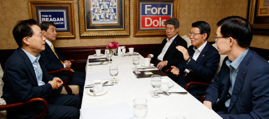 은성수 금융위원장이 29일 서울 여의도의 한 음식점에서 정책금융기관장들과 조찬 간담회를 하고 있다. 윤대희 신용보증기금 이사장(왼쪽부터 시계방향), 이동걸 산업은행 회장, 윤종원 기업은행장, 은성수 위원장, 방문규 수출입은행장.  연합뉴스